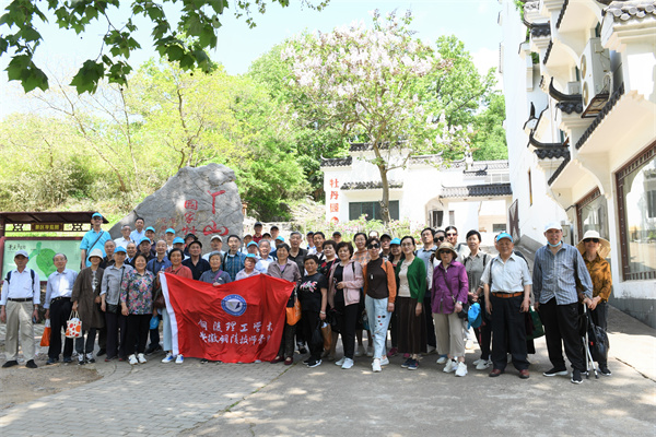 4月20日，云顶集团最新官方网址工会组织退休教师走进丫山花海石林，感受牡丹花开动京城的国色天香和穿行石海迷林的自然趣味。.jpg