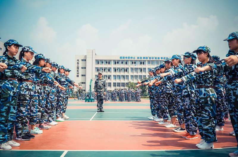 《军训缔结友谊花 携手共建军校情1》+云顶网上赌场王熙+13225628710_副本.png